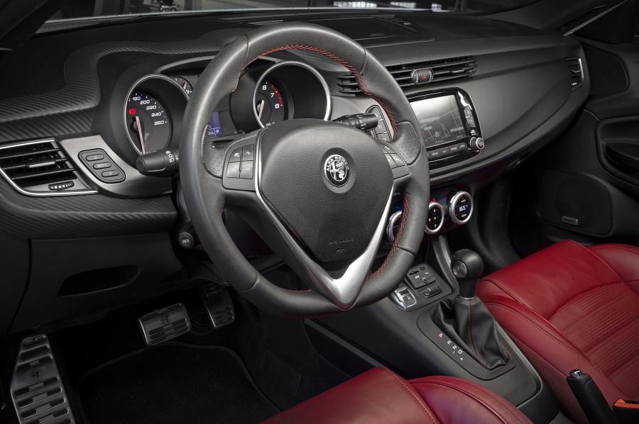 Интерьер Alfa Romeo Giulietta Veloce (940) 2016 года  (WW) (фото 5 из 27)